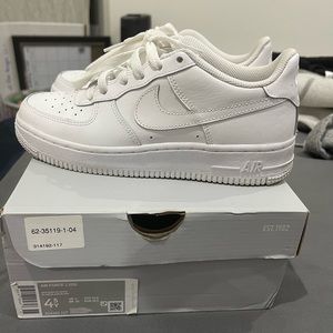 White Nike Air Force 1 sneakers (grade school)